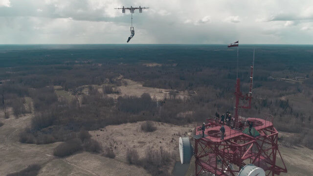 世界初!ドローンで吊り下げられた高所、地上330メートル地点からのスカイダイビング