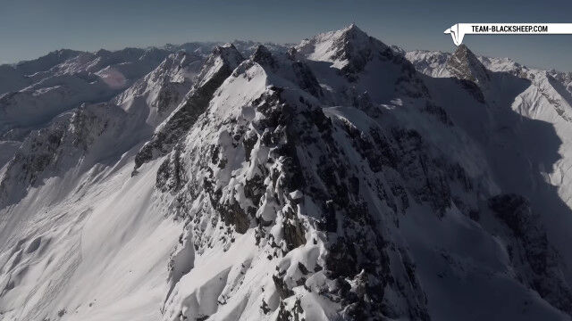 アルプスの山々を飛び越えていく、パラグライダーからの主観映像