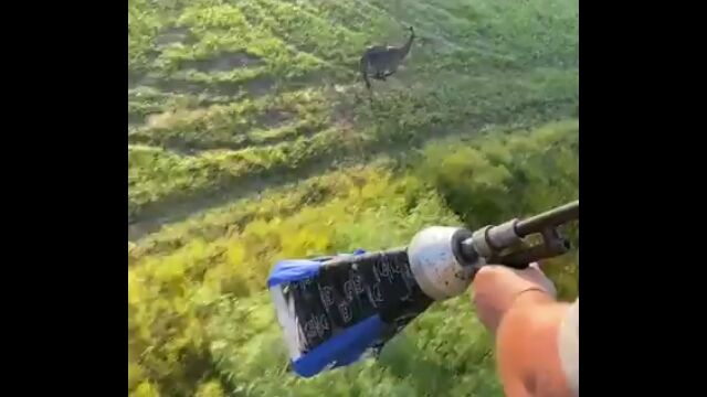 野生動物をヘリコプターで追い、投網を射出するという捕獲方法
