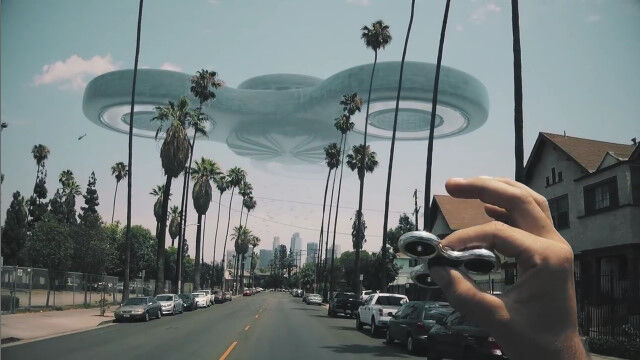 ハンドスピナー襲来!?巨大なハンドスピナー型UFOが飛来するショートムービー FIDGET SPINNER ALIENS