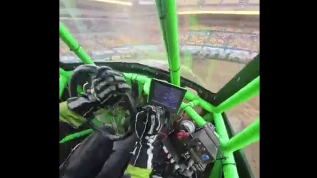 モンスタートラックのドライバー視点映像が激しくて面白い