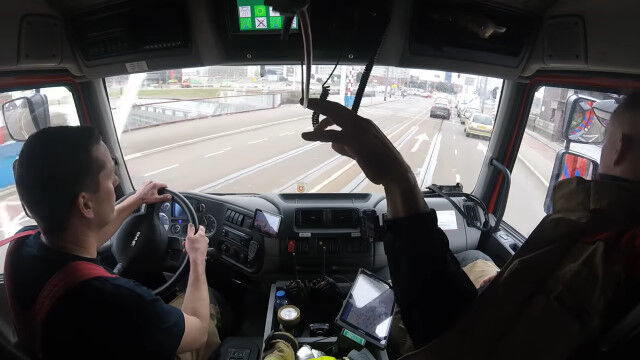 赤信号も車線も無視して現場に急行する、オランダの消防車内からの映像