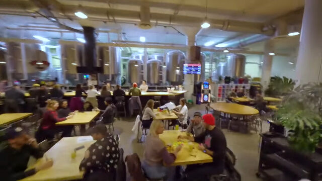 ドローンでぐるりと撮影した、米ミネソタ州にあるビール醸造所兼バー兼イベント会場