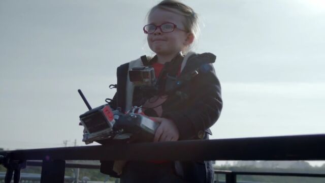 なんという豪快運転。4歳の女の子ソフィーちゃんに遠隔操縦させてみた、ボルボ・トラックのCM映像