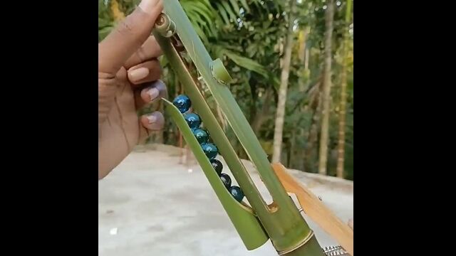 扱いやすくて威力もある、竹で作ったビー玉発射パチンコ銃
