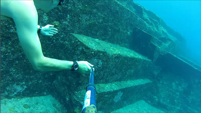 海底遺跡のようでロマン溢れる、与那国島海底地形に密着したスキンダイビング