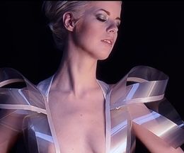 ドキドキさせたら勝ち?心拍数が上がると透明になる服 Intimacy 2.0