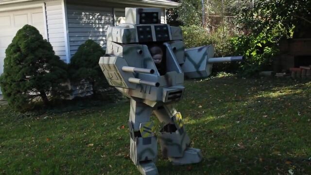操縦者が可愛すぎる!生後6ヶ月の赤ちゃんが二足歩行ロボットを操縦するコスプレ