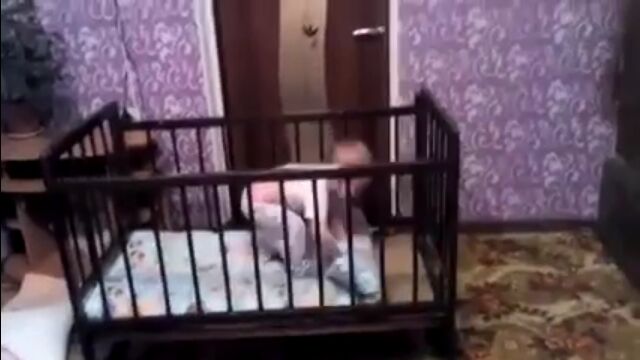 ベビーベッドから脱走する赤ちゃんの行動が素晴らしく合理的だった