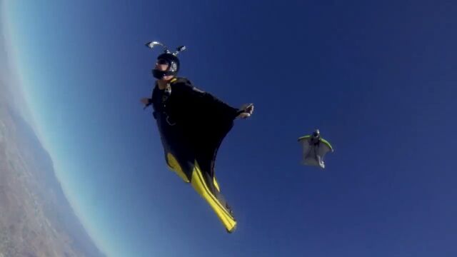 これは凄い!上空2,000メートルからiPhone 6 Plusを落とした結果……