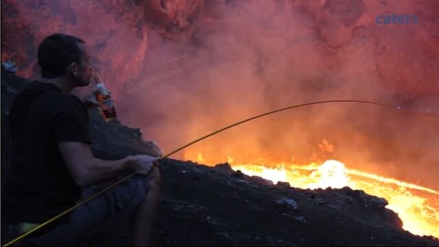 「火山の溶岩でマシュマロを焼いて食べつつビールを飲む」という壮大な夢を叶えた男