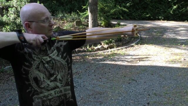 玉の代わりに矢を撃ち出すスリングショット スリングボウ