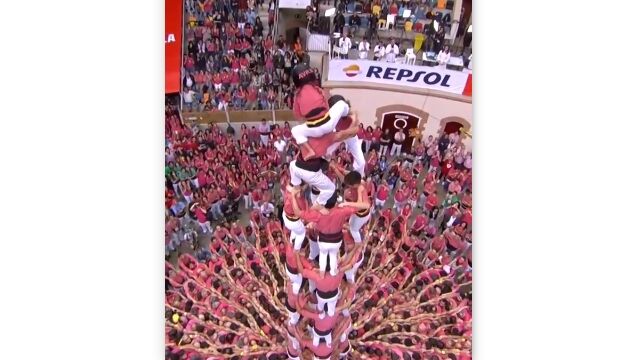 ドローン使って上から撮った、スペイン、カタルーニャ地方の伝統「人間の塔」