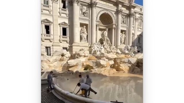 トレヴィの泉の水を全部抜く、溜まりに溜まったコイン集め