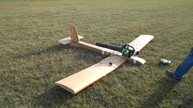 リーフブロワーは強風を噴射する →翼を付けたら飛ぶんじゃね? →リーフブロワー・ラジコン飛行機の誕生