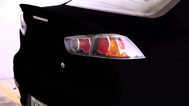 世界一黒い水性アクリル塗料「黒色無双」で車のボディーをまるまる塗りつぶすという荒業。不自然なほどの圧倒的黒さが凄い