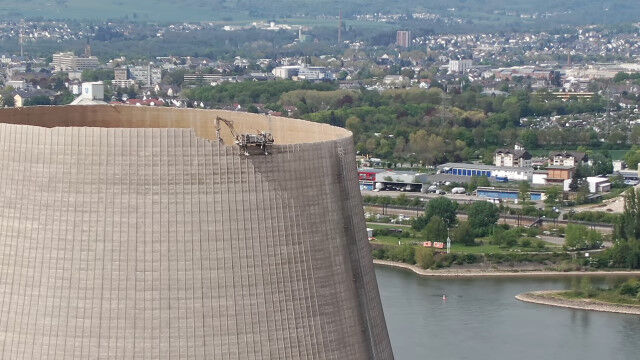 上から少しずつ齧り取る、原子力発電所の冷却塔をちょっとずつ解体する重機