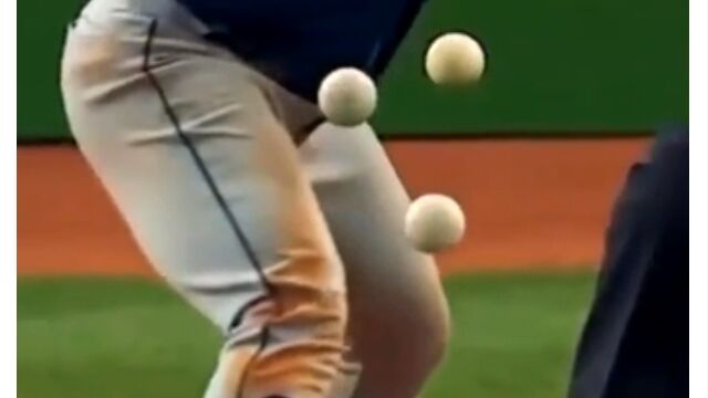 野球の変化球を打つのがどれほど難しいかよく分かる、異なる球種の投球を重ね合わせた比較映像