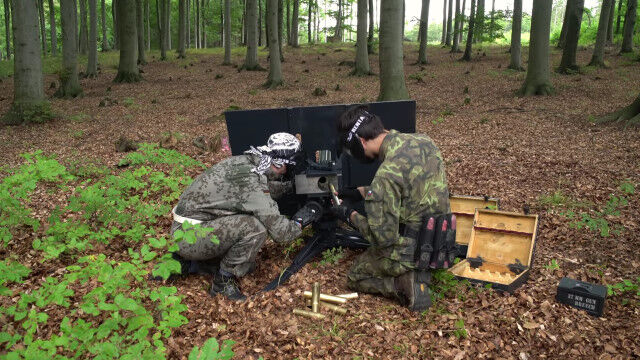 本物の対戦車砲みたいに無駄に大掛かりなペイントボール銃がスゴい