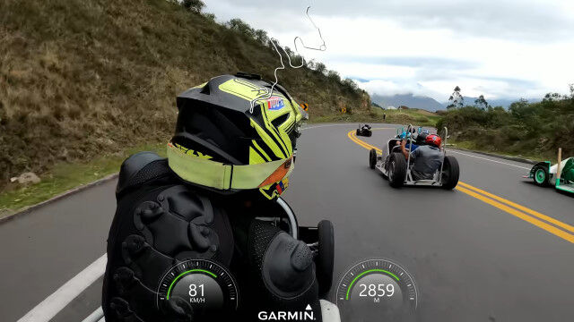 ư�Ϥʤ��Υ����Ȥ˾�ꡢ�Ҥ�����ƽƻ�򲼤륽���ץܥå�����������ҥ�졼��