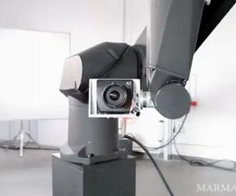 カメラを装備した工業用ロボットアーム、SPIKEだからこそ表現できた映像の数々