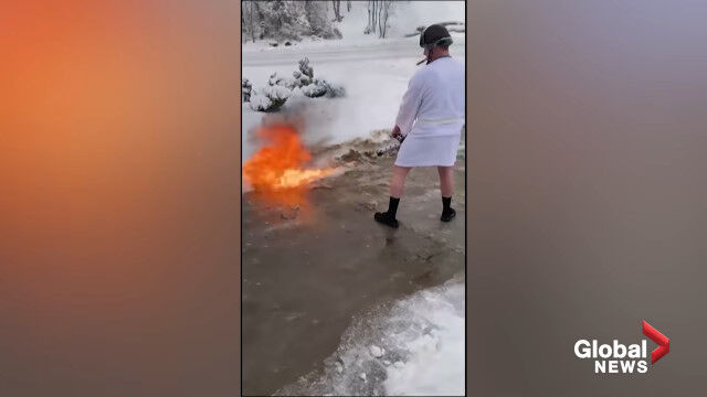 火炎放射器で玄関まわりの雪を溶かす、米ケンタッキー州の男性