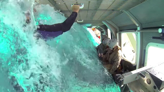 墜落して浸水したヘリコプター内からの脱出を想定した、米海兵隊の水中訓練