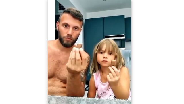 ���ۻҤ��Ҽ�˥ѥѤΥޥ͡��ޤ�ޤ��٤���Ƥ��ޤä����λҤ�ȿ�����İ���