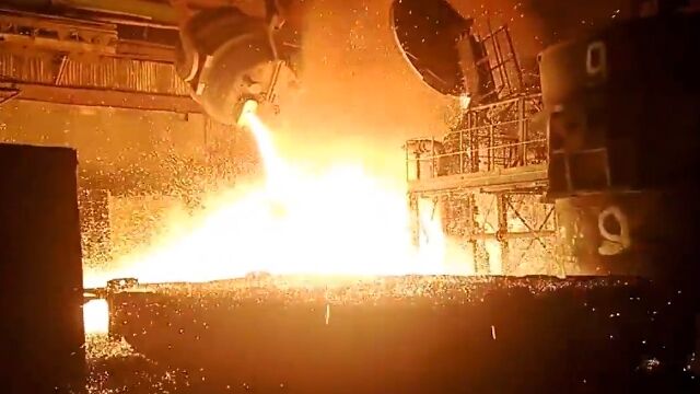 これは恐ろしい!溶けた鉄を激しくぶちまける、ロシアの製鉄所でのアクシデント