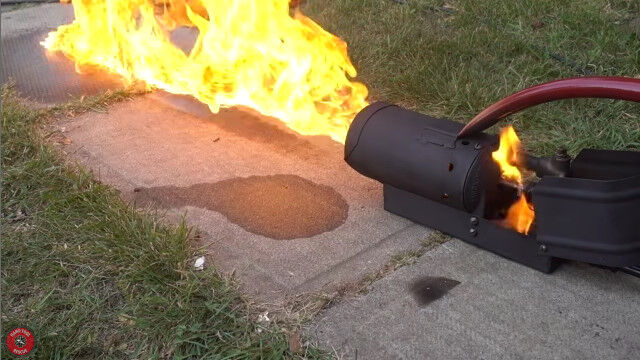 アンティークな火炎放射器を分解、整備する作業工程が気持ちいい