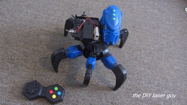 もはや兵器。ラジコン多脚ロボットに自作レーザーを搭載してみた