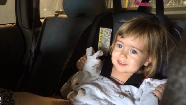 初めての自動洗車機が怖い!…けど、無事に過ぎ去って笑顔を見せる2歳の女の子