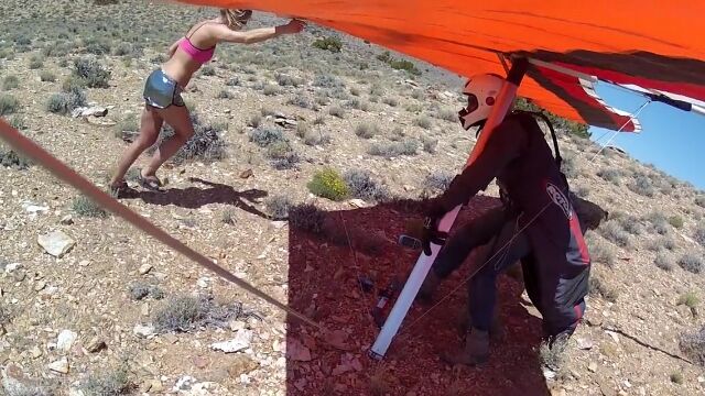 アメリカの荒野で行われるイベント「バーニングマン」にハンググライダーで空から駆けつけた男