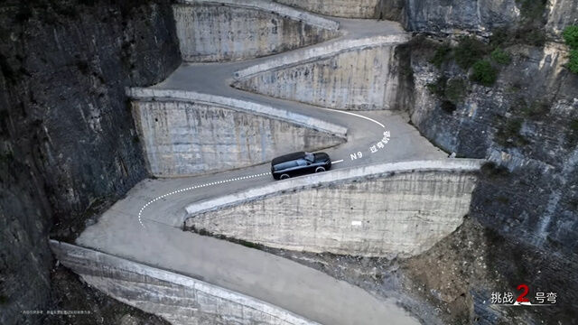 中国、重慶市のすごいジグザグ道路、車の宣伝には最適だった