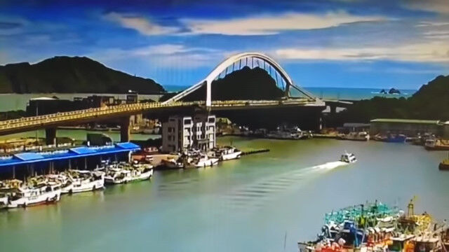 台湾で全長140メートルのアーチ橋が崩落。何の前触れもなく崩れ落ちる瞬間の映像
