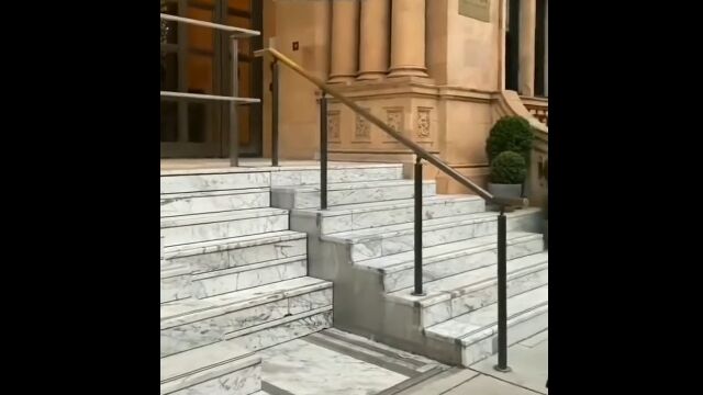 入り口の階段が車椅子用のリフトに変形する、ロンドンの高級ホテル