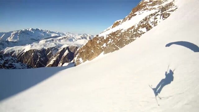 空を飛びながら雪山を直滑降する、カイトスキーのスキーヤー視点映像