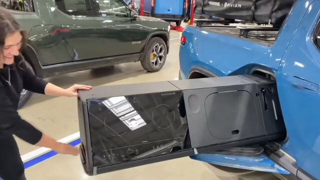 車体側面からキッチンが出てくる、リビアン社の電動ピックアップトラック R1T
