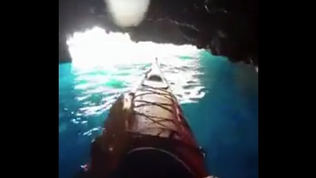 洞窟の天井が低すぎる時、カヤックではこうやって切り抜ける