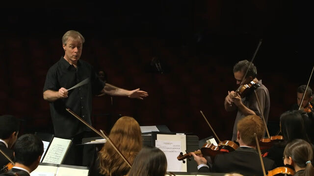 指揮者の指揮をオーケストラが無視して、いきなり「ハッピーバースデートゥーユー」を演奏したサプライズ
