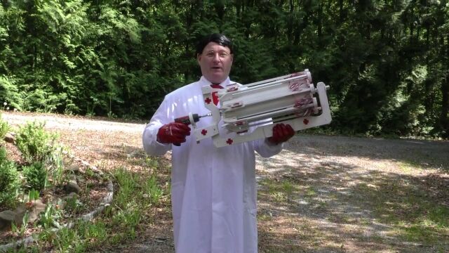 スリングショットのおっさんが作った、毎分960発の速度で注射器を撃ち出すガトリングガン