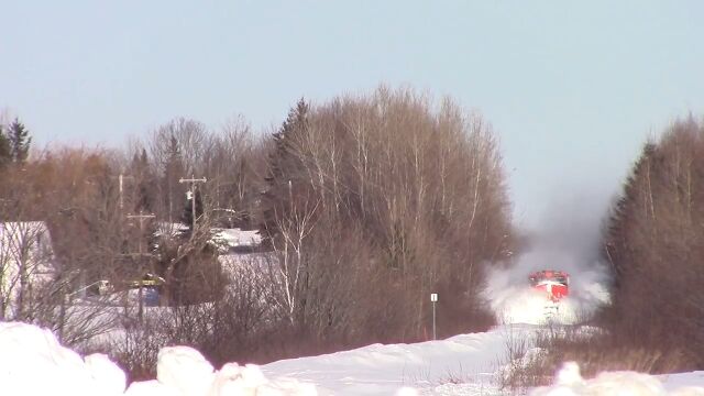豪快に雪を巻き上げて走るカナディアン・ナショナル鉄道の列車が実に気持ちいい