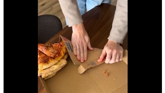 ピザを重ねてコンパクトに運べる、折り目つきのピザ箱が賢い