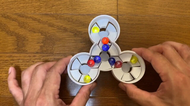 これは天才的。単純な仕組みなのに、ビー玉が不思議な動きをする装置「Kaleidoscope(万華鏡)」