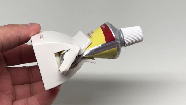 歯磨き粉とかボンドとか、チューブタイプの商品をギリギリまで使い切れるチューブホルダー