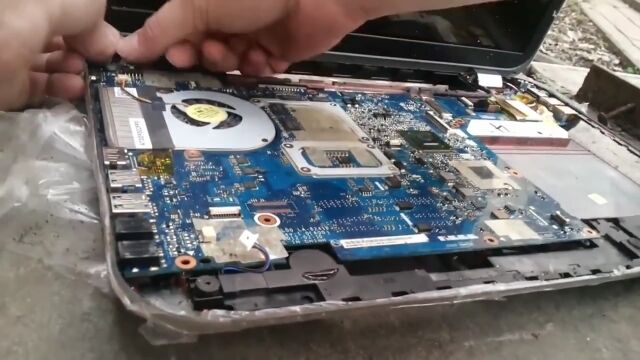 【閲覧注意】これが現実か…。ノートパソコンの中を確認したらゴキブリさんの家だった瞬間