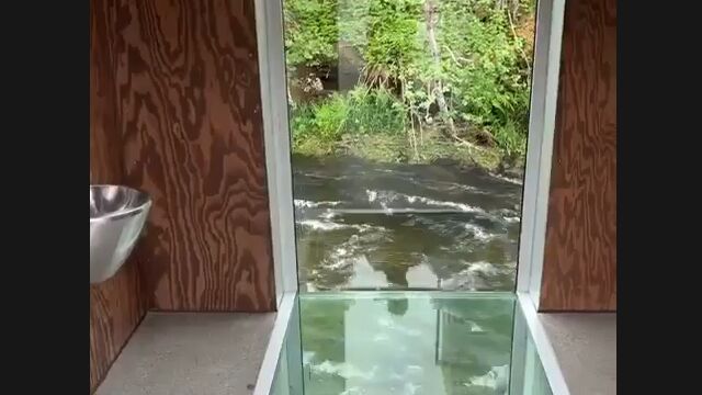 ノルウェー南部、川沿いに建てられた公衆トイレの開放感がすごい