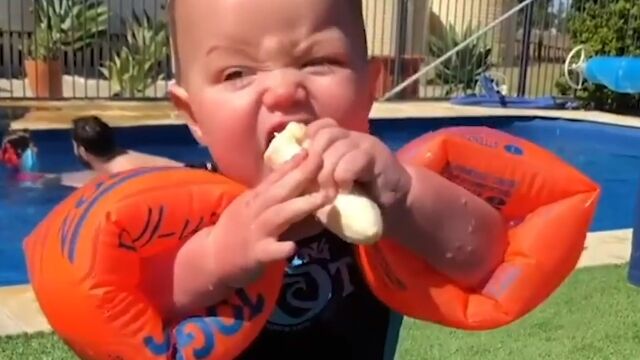バナナを食べたいのに、どれだけ頑張っても食べれない幼児が可愛い