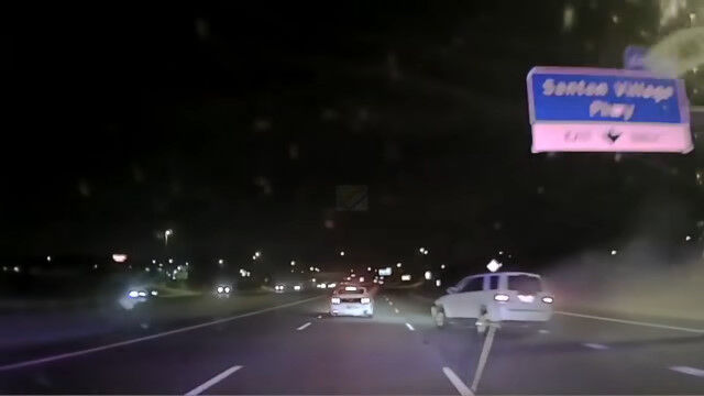 警察の制止を無視して逃走する車両を力づくで捕らえる特殊バンパー「グラップラー・ポリス・バンパー」を実際に使用した捕獲シーン