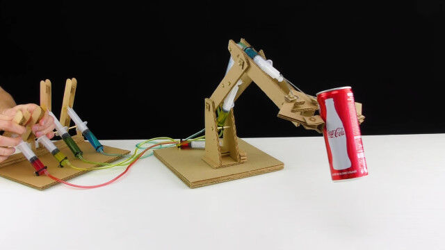 ダンボールや注射器を組み合わせた、液圧ロボットアームの作り方